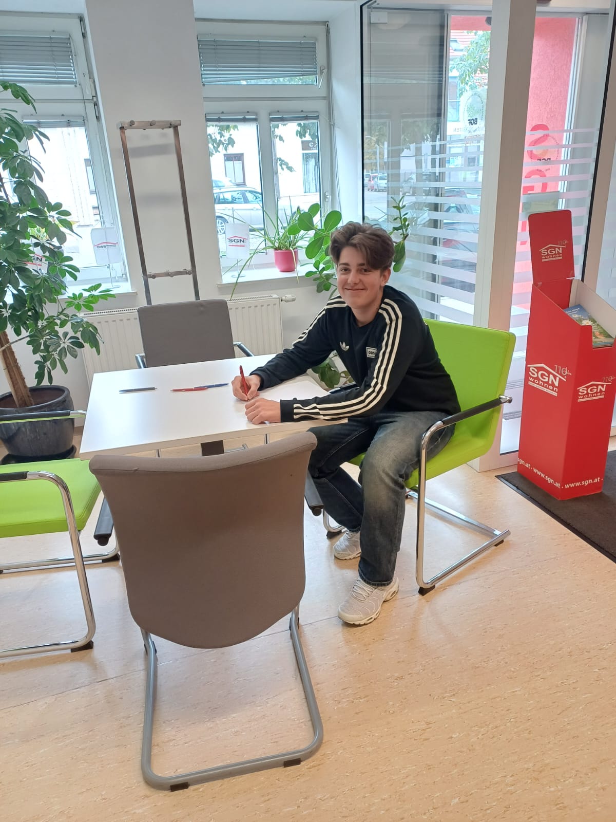 Maxi, verantwortungsvoll im Büro unterwegs